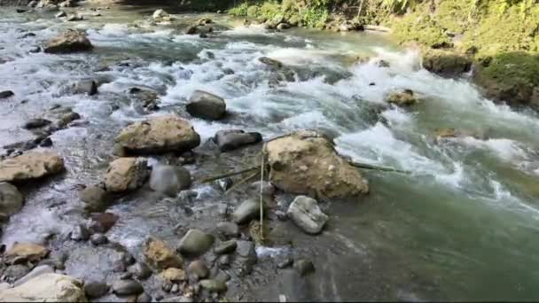 用无人机拍摄的河流中岩石间流动水的低空镜头 — 图库视频影像