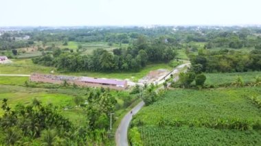 Yolun yönünü takip eden hava görüntüleri, bir insansız hava aracı ile çekildi.