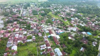 Küçük bir iniş hareketiyle çekilen bir banliyödeki hava görüntüleri, bir İHA ile çekildi.