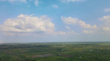 Alacakaranlıkta çekilen hava görüntüleri. Gökyüzünde büyük bulutlar, bir dron tarafından çekildi.