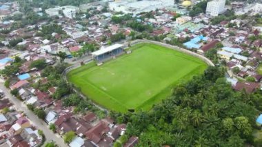 Bir insansız hava aracı tarafından yükselen hareketle çekilmiş bir stadyumun hava görüntüleri.