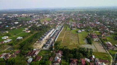 Banliyödeki bir konut kompleksine odaklanan hava görüntüleri, insansız hava aracı ile çekildi.