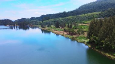 Büyük bir gölün sahil şeridinin havadan çekilmiş görüntüleri.