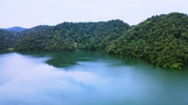 Üzerinde insansız hava aracı olan büyük bir gölün havadan çekilmiş görüntüleri.