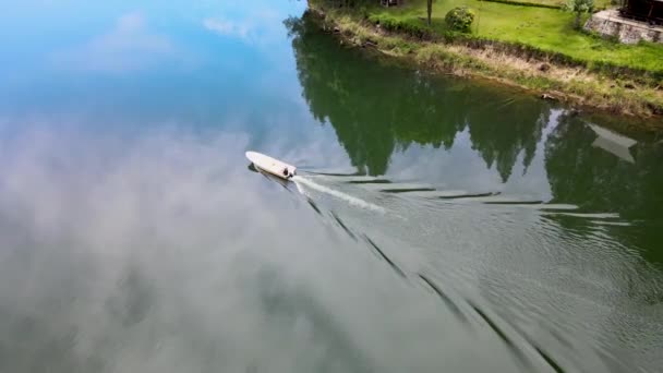 Съемка Воздуха Белой Лодки Движущейся Большому Озеру Сделанная Беспилотником Лодкой — стоковое видео
