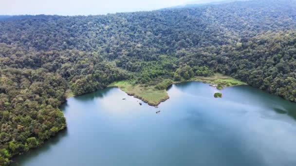 目の前に大きな湖がある小さな空の土地部分をドローンで撮影した空中映像 — ストック動画