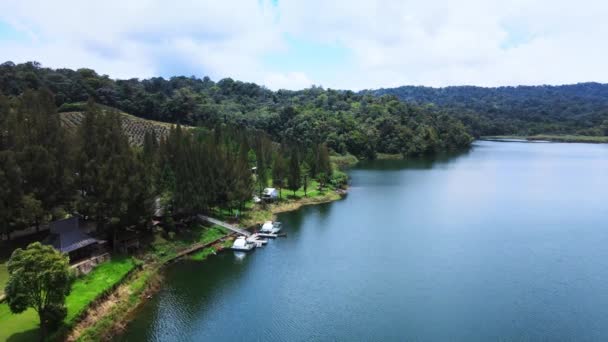インドネシアのカロ 2023年4月6日 無人機で撮影された小さな桟橋の近くのラワカル湖の海岸線 — ストック動画