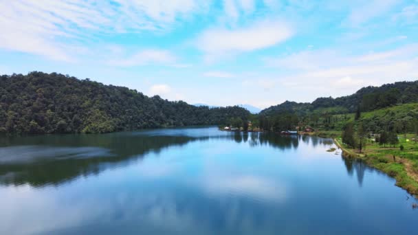 ドローンで撮影された青い空の大きな湖の空中映像 — ストック動画