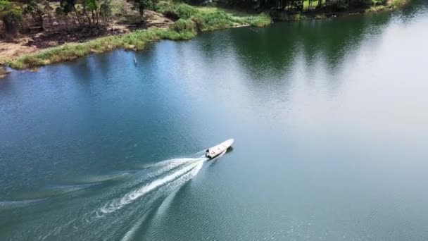 Luftaufnahmen Eines Bootes Das Einen Großen See Spaziert Aufgenommen Mit — Stockvideo
