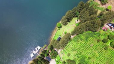 Solunda bir göl olan bir tarlanın insansız hava aracı ile çekilmiş hava görüntüleri.