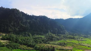 Bir sürü gölgesi olan bir tepenin hava görüntüleri. Bir dronla çekilmiş.
