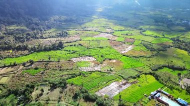 Beyaz ışıkla parlayan, insansız hava aracıyla çekilen birçok alanın hava görüntüleri.