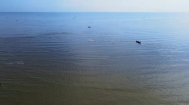 Sahil şeridindeki hareketliliği gösteren hava görüntüleri. Bir dron ile çekilmiş.