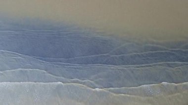 Kıyı şeridindeki küçük su dalgalanmalarının hava görüntüleri, bir İHA ile çekildi.