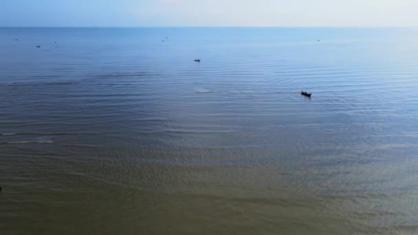 無人機で撮影された海の海岸線での活動を示す空中映像 — ストック動画