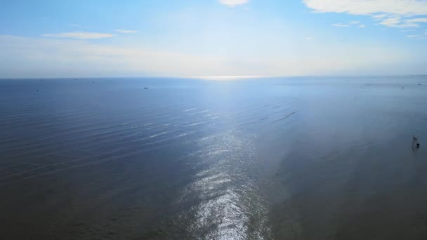 ドローンで小さな前進運動で撮影された海域を示す航空映像 — ストック動画