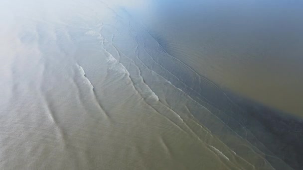 用低空无人机拍摄的海岸线水波的对角线图像 — 图库视频影像