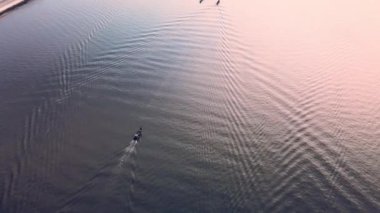 Okyanustaki bir teknenin hareketini izleyen hava görüntüleri, insansız hava aracı ile çekildi.