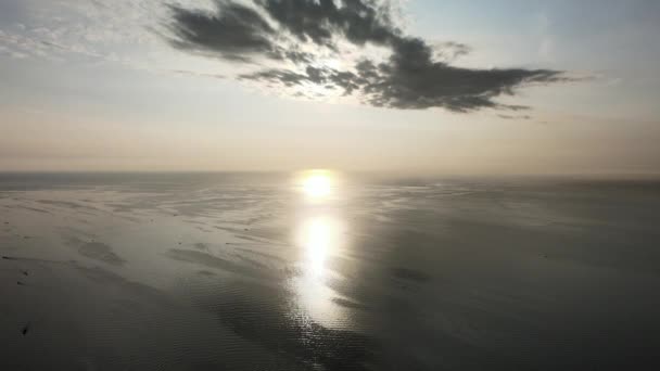 Съемка Воздуха Океане Солнцем Отражающимся Поверхности Воды Сделанная Беспилотником — стоковое видео