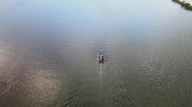 Geleneksel bir limana giden bir teknenin insansız hava aracı ile çekildiğini gösteren hava görüntüleri.