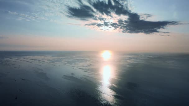 Luchtfoto Van Opkomende Zon Donkere Wolken Bij Oceaan Genomen Met — Stockvideo