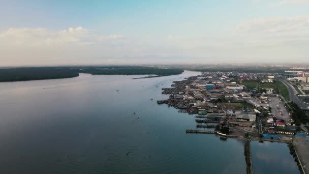 ドローンで撮影された左側の海と港のエリアを示す空中映像 — ストック動画