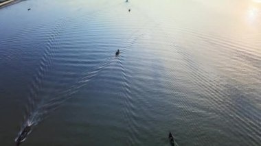 Okyanusta birden fazla teknenin hava görüntüleri. Güneş sağ taraftan doğuyor, bir dron ile çekiliyor.