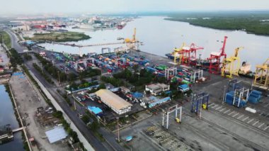 Belawan, Endonezya - 10 Nisan 2023: Bir limandaki depo ve konteynırların hava görüntüleri, insansız hava aracı ile çekildi