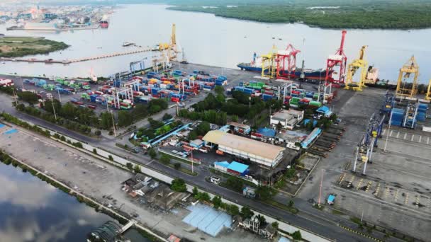 インドネシア ベラワン 2023年4月10日 ドローンで撮影された港の倉庫やコンテナの空中映像 — ストック動画