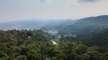Ucunda kavisli bir yol olan bir tepenin hava görüntüleri, bir dron ile çekildi.
