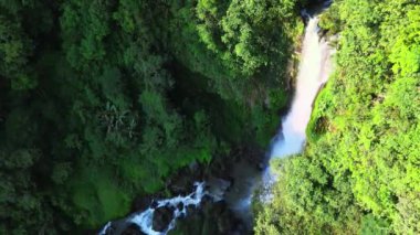 Şelalenin her iki tarafında zıt açılardan akan hava görüntüleri, bir İHA ile çekilmiş.