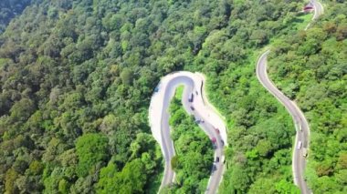 Kavisli bir yolun havadan çekilmiş görüntüleri. Kavisli bir bölüme odaklanmış. Bir dron ile çekilmiş.