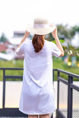 Güzel Asyalı kadın bir portre için poz veriyor. Gömlek modeli bir resim.