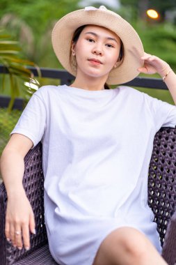 Asyalı manken, portre fotoğrafçılık oturumunda güzelliğini sergiliyor. Gömlek mankeni, şablon resmi.