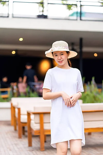 Estetiskt Porträtt Asiatisk Kvinna Kafé Miljö Skjorta Klänning Mockup Mall — Stockfoto