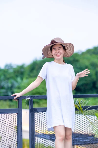 Una Hermosa Mujer Asiática Sonriente Posando Para Fotografía Retratos Entorno — Foto de Stock