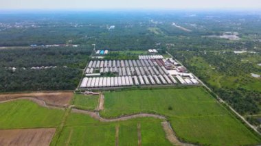 Tarlaların kuşattığı birden fazla depoya odaklanan hava görüntüleri, insansız hava aracı ile çekildi.