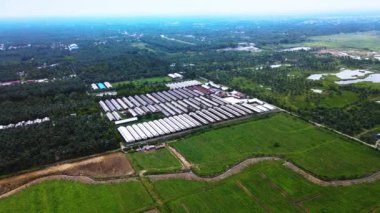 Hava görüntüleri bir dron tarafından dairesel hareketle çekilen depolara odaklandı.