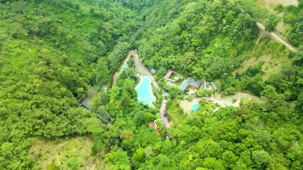 用无人驾驶飞机拍摄的森林中央游泳池的空中录像 — 图库视频影像