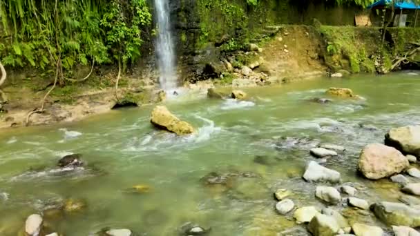 Imagens Aéreas Água Rio Opaca Com Uma Pequena Cachoeira Fluindo — Vídeo de Stock