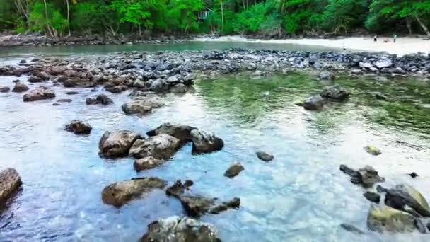 Kıyı Şeridinin Görüntülerinde Bir Dron Tarafından Çekilen Aşınmış Kayalar Var — Stok video