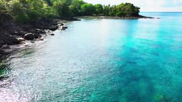 Χαμηλό Υψόμετρο Πλάνα Από Μπλε Χρώμα Καθαρό Νερό Της Θάλασσας — Αρχείο Βίντεο