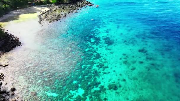 Vzdušné Záběry Modré Oceánské Vody Jasnou Oblohou Před Pořízené Dronem — Stock video