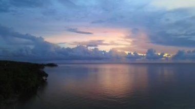 Denizin sol tarafında adanın silüeti olan hava görüntüleri, bir dron ile çekildi.