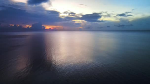 Luchtbeelden Van Een Zee Met Donkere Wolken Erboven Vroege Ochtend — Stockvideo