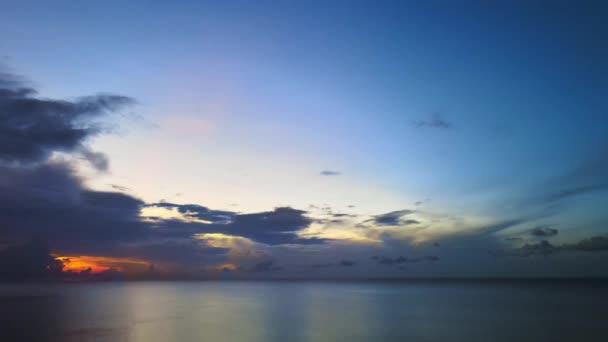 ドローンで撮影された海と空の間の地平線を示す空の映像 — ストック動画