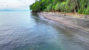 Deniz suyunun alçak irtifa görüntüsü kumsala çarpıyor. İHA ile çekiliyor.