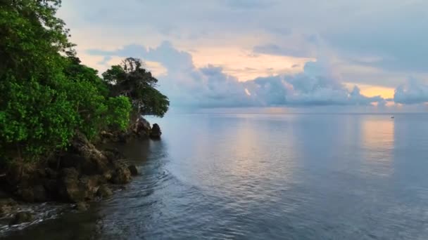 Luchtfoto Van Een Zonsopgang Ochtend Met Veel Wolken Boven Oceaan — Stockvideo