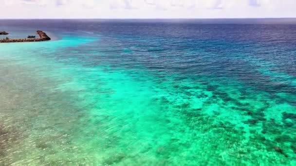 Luftaufnahmen Der Abstufung Klare Farbe Des Meerwassers Mit Klarem Himmel — Stockvideo