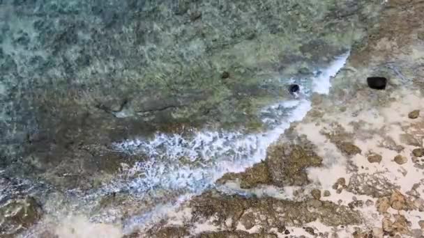 海の水からの洗浄の空中映像は 正面の空の地平線で終了し ドローンで撮影 — ストック動画